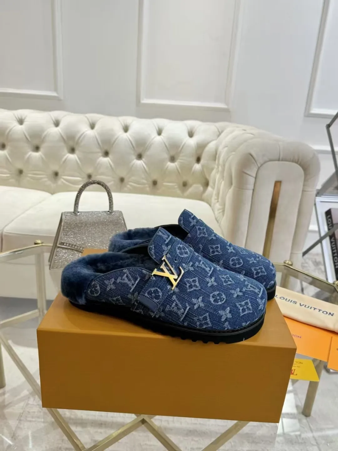p600✨ LV Couple’s Wool Slippers｜Full of high-end feel, the soles of your feet are luxurious✨ We have achieved the ultimate restoration of the "higher version" of this pair of LV classic toe-toe slippers! 👫💫 🌟 The core advantages are clear at a glance: ✔️ Original jacquard + cowhide fabric, delicate texture, high-end at first glance; ✔️ 280% pure wool lining, wearing barefoot is like stepping on clouds ☁️, soft and skin-friendly and not sweaty; ✔️ Non-slip rubber bottom + three-dimensional toe design, super stable for walking, fashionable and practical!  👀 Must-have attention to detail: Belt buckle + classic LV presbyopic elements, revealing the aura of a big-name brand in a low-key manner ~ Whether it is a couple dating or a trip with besties, both of them are the focus when they go out👟💖 ✨ Easily match the wardrobe: jeans + sweaters, lazy and casual style ✔️ Coat + skirt, refined and elegant ✔️ One pair of shoes can handle a variety of styles, and the sense of luxury is never artificial ~ #LV slippers #couple outfit #High-End Customization #Quality Shoes Recommendation Fabric: Yangjing/classic jacquard fabric Lining: Imported wool lining Sole: Original rubber sole Size: Female 35-41 Male 38-46